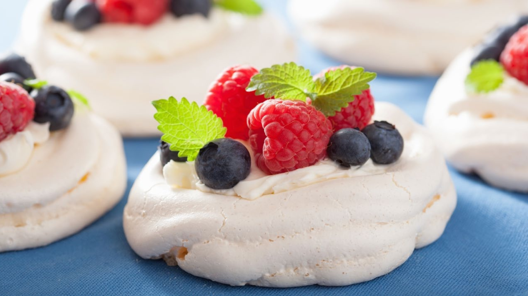 🍓🥚 Frühstücksbaiser mit Beerenjoghurt – Kalorienarm & mega lecker!