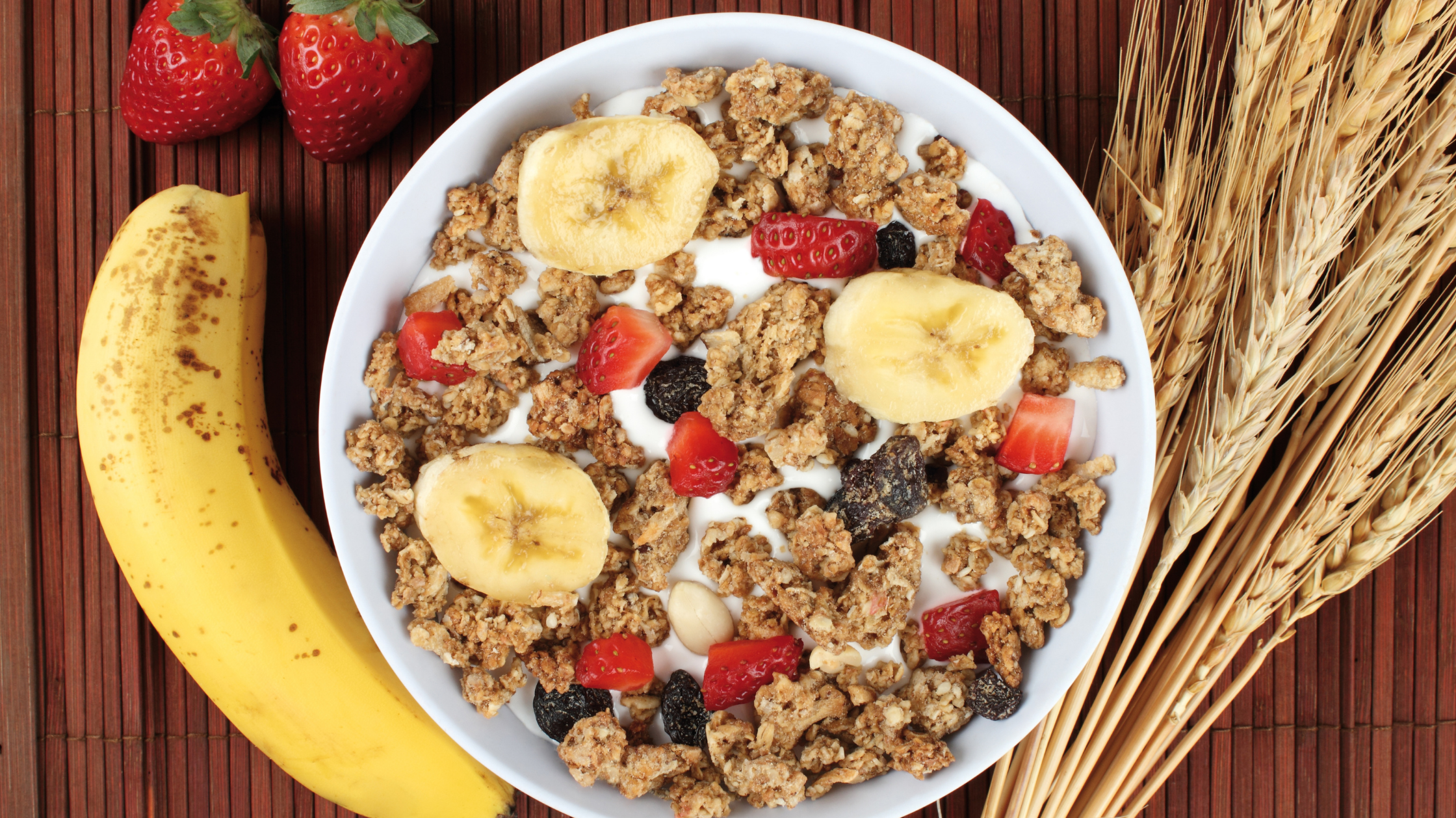 🍓🥣 Eiweiß-Müsli mit Banane & Erdbeeren – der fruchtige Powerkick für Sportler