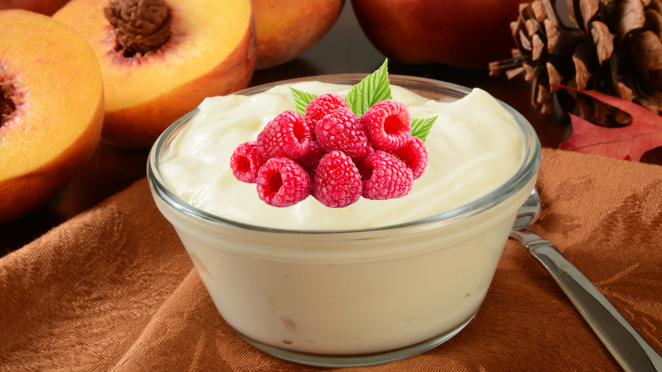 🍑 Pfirsich-Joghurt mit Himbeeren – cremiger Eiweiß-Snack gegen Heißhunger