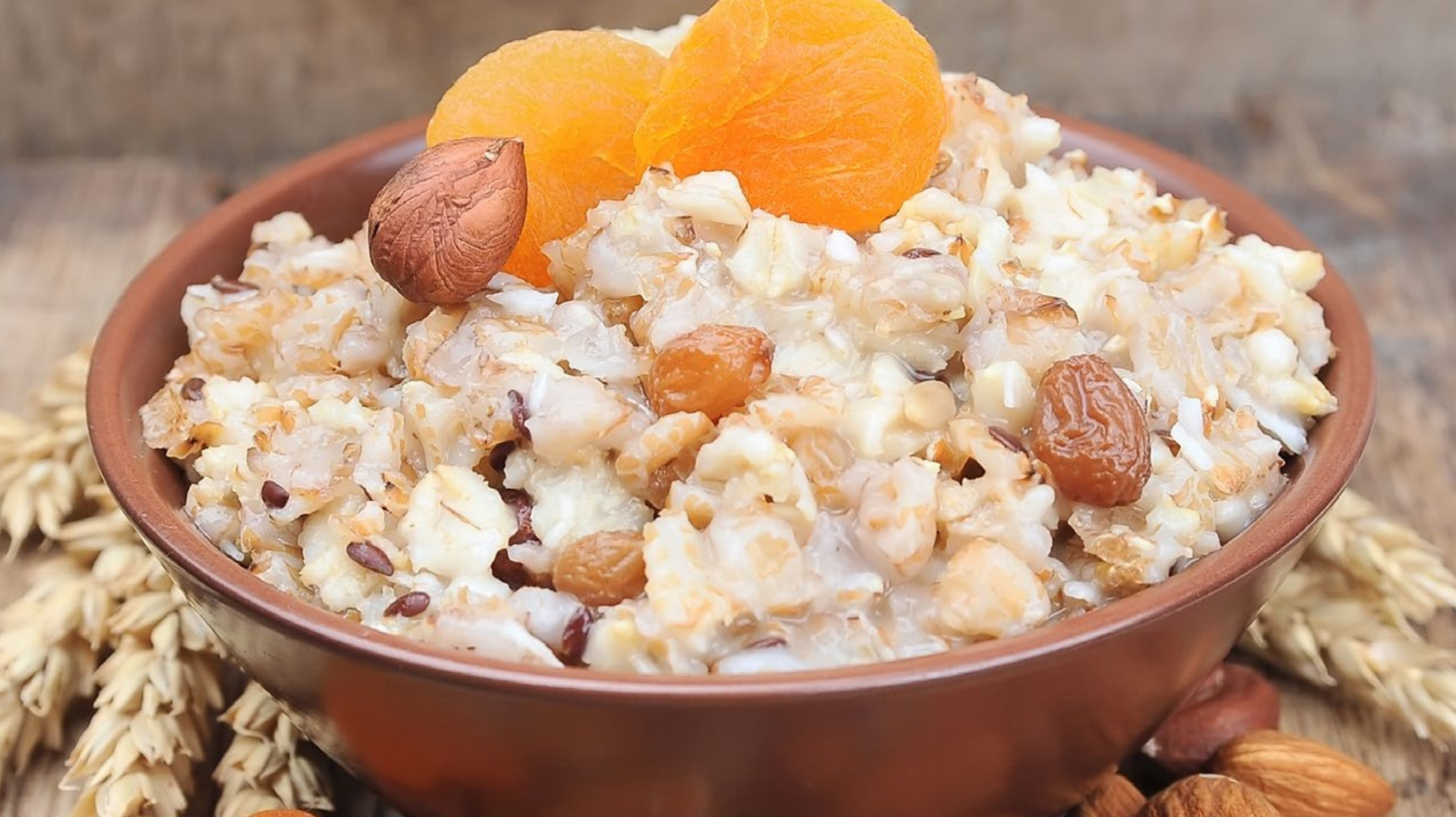 🥣 Porridge mit getrockneten Aprikosen und Nüssen – Der perfekte Start in den Tag für Ausdauersportler 🚴♂️🏃♀️
