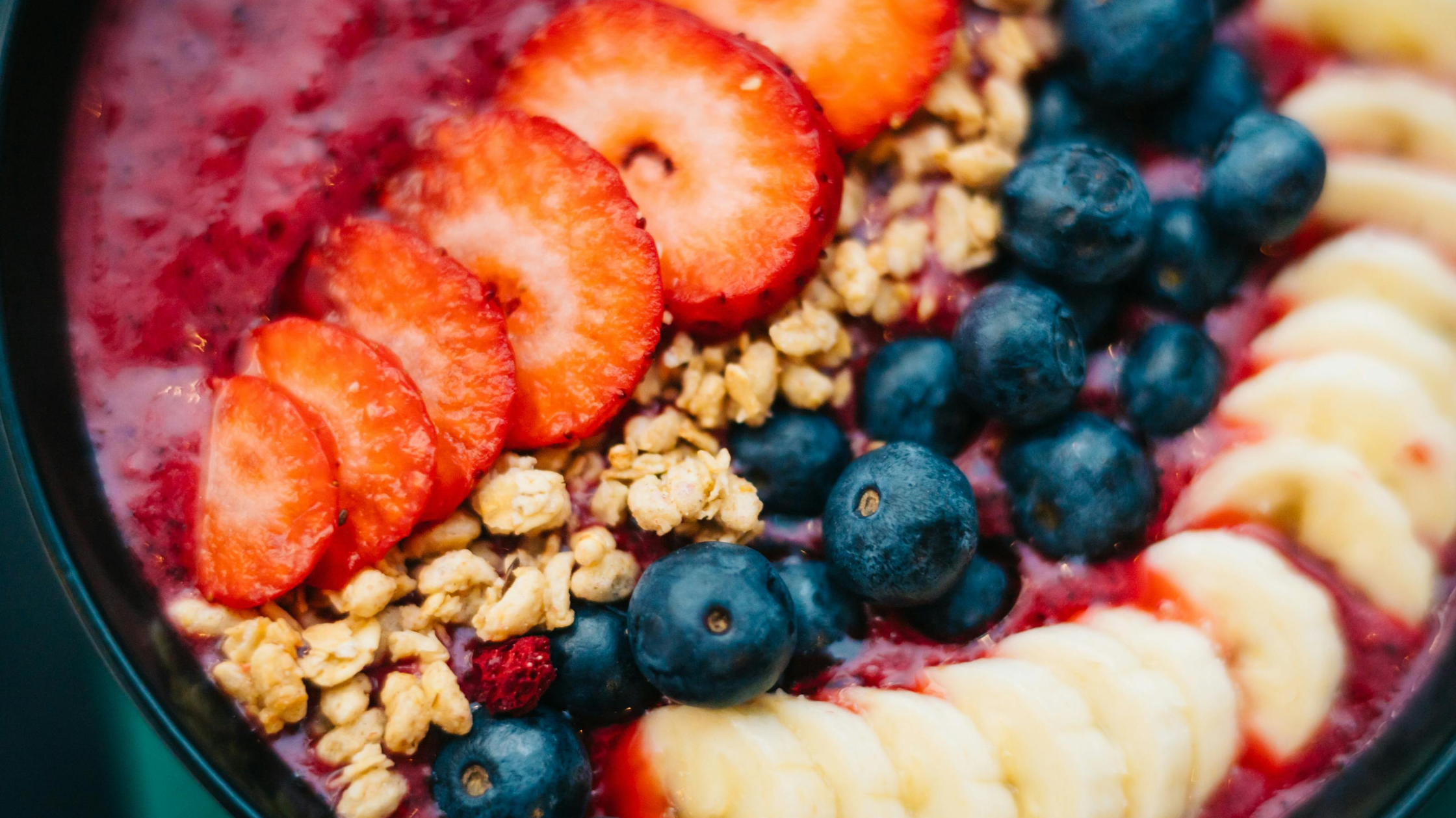 🍓 Beeren-Protein-Bowl für Zwischendurch - Wenn der Hunger tagsüber „aus dem Nichts“ kommt