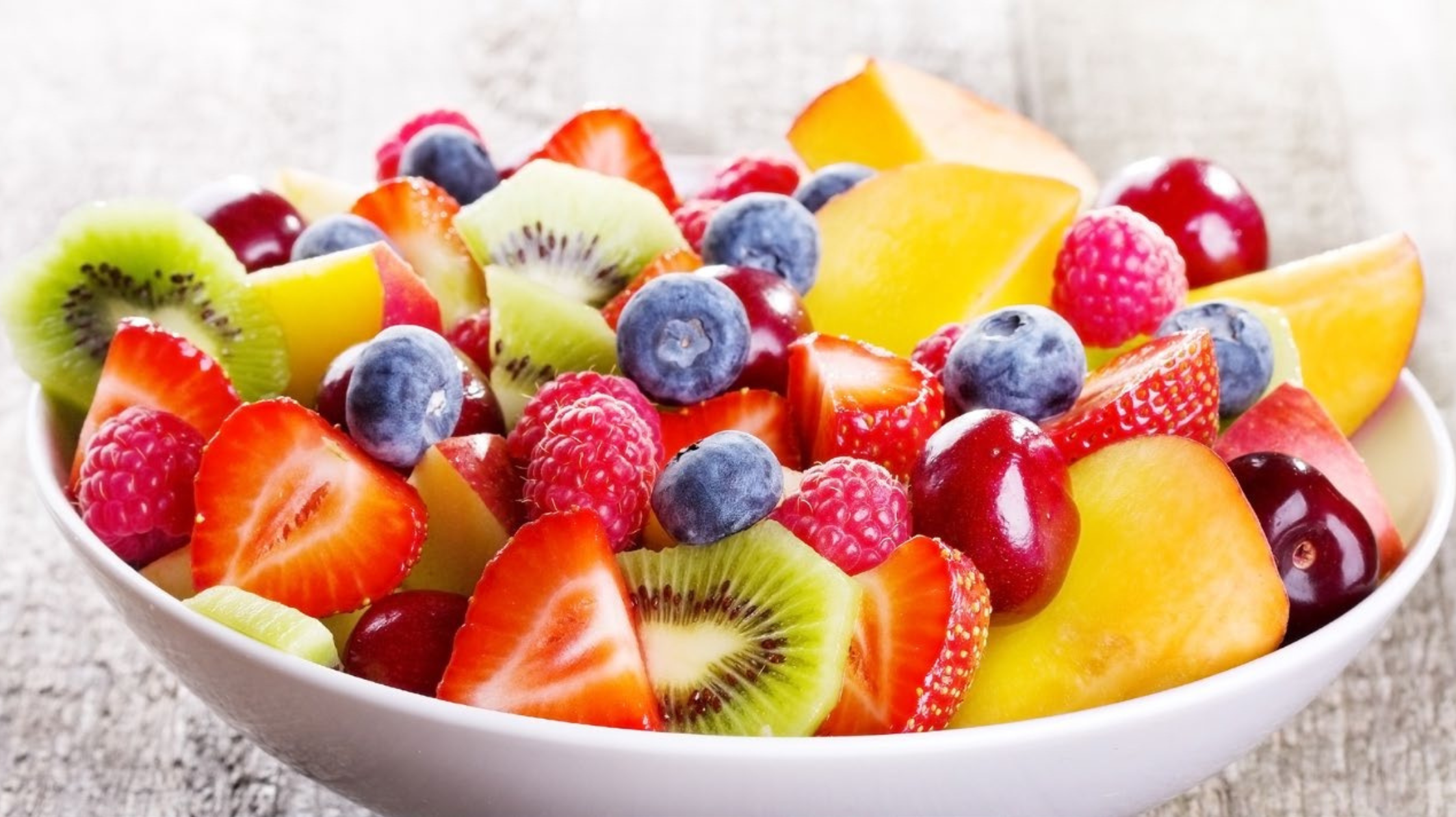 🍒 Beerensalat mit Kirschen, Kiwi und Nektarine – Der fruchtige Genuss für Ausdauersportler 🚴🏃