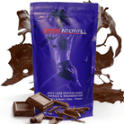 "NOM Intervall Schokolade High Carb Protein Shake Verpackung mit Schokoladenstücken und flüssiger Schokolade im Hintergrund."