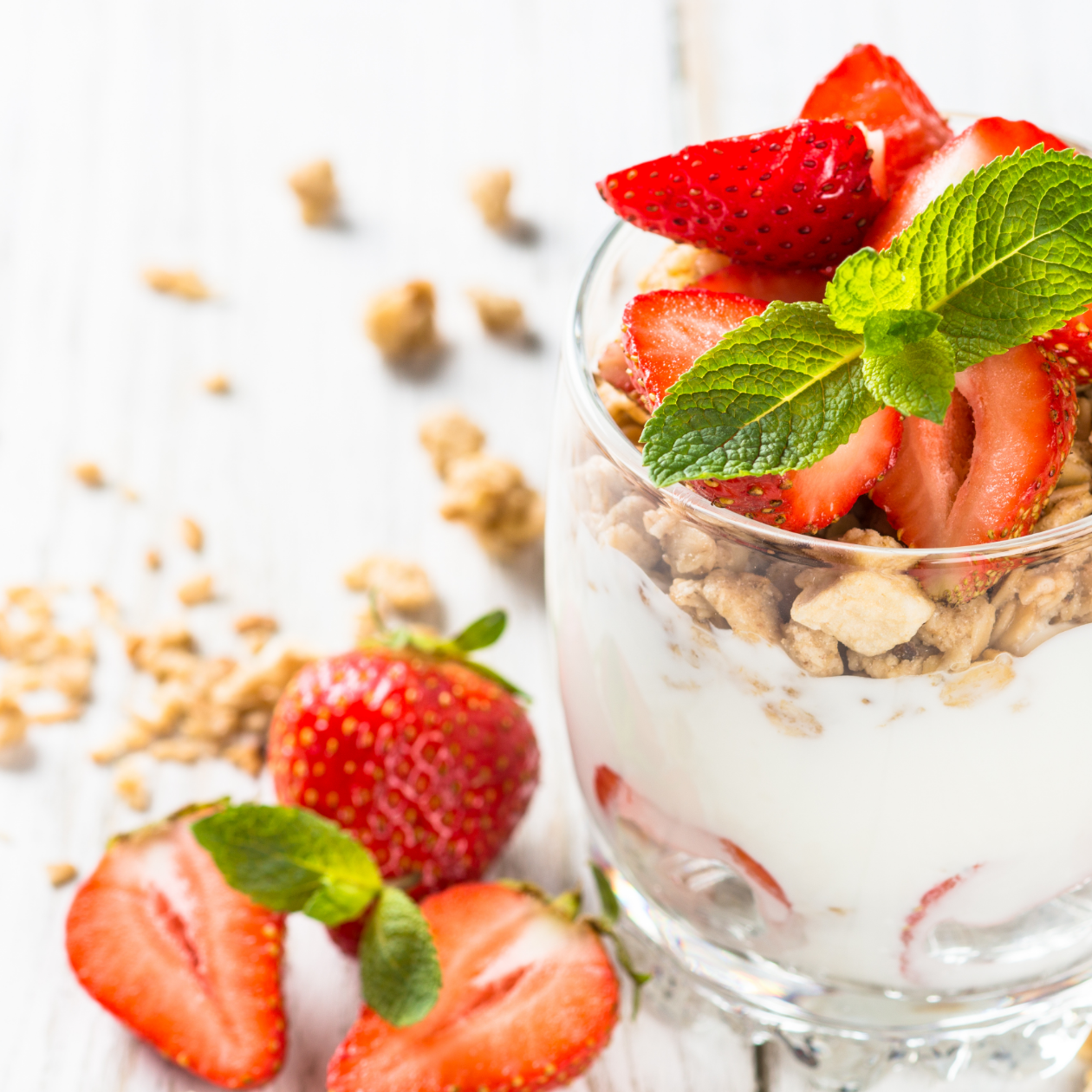 "Ausgewogenes Frühstück mit Joghurt, Früchten und Kohlenhydraten für Energie und Regeneration im Ausdauersport."