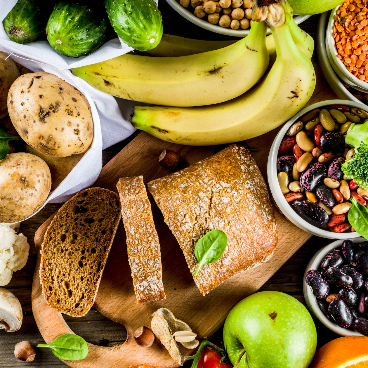 "Natürliche Kohlenhydratquellen wie Obst, Gemüse, Vollkorn und Hülsenfrüchte zur Energieversorgung im Alltag und Sport."
