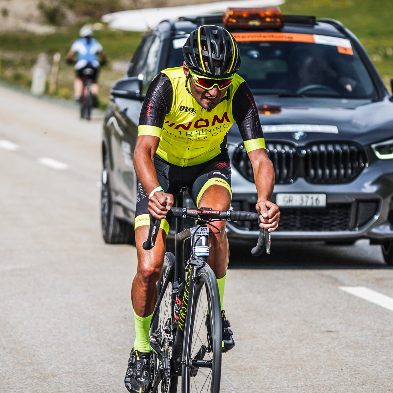 "Profi-Coach und Ausdauersportler Mathias Nothegger beim intensiven Radrennen zeigt maximale Leistung und Fokus."