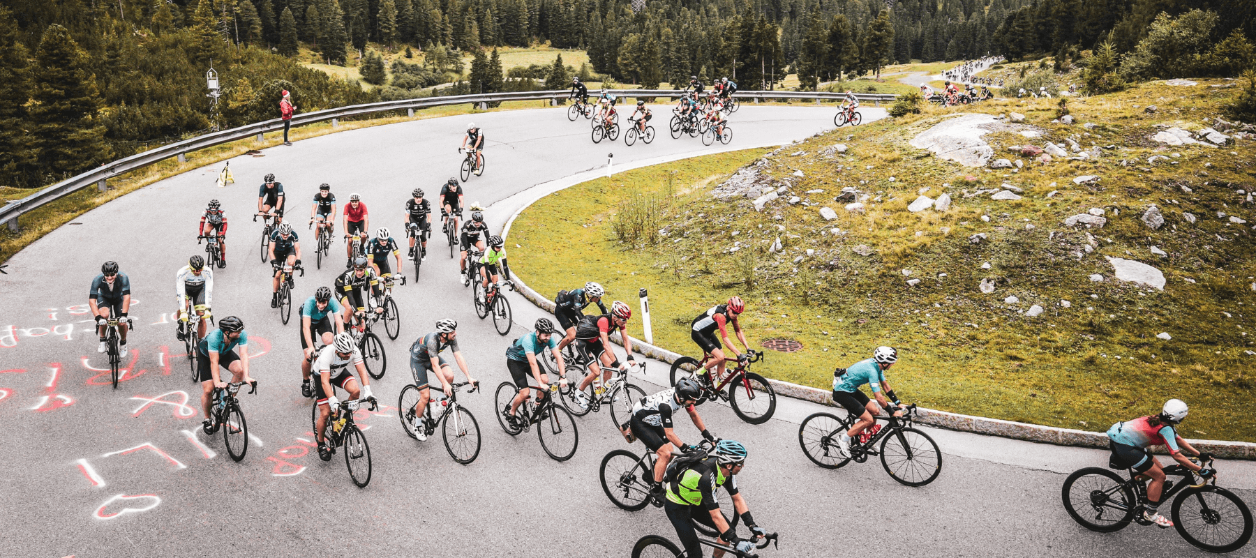 "Radfahrer nehmen an einem anspruchsvollen Ötztaler Radmarathon teil, auf einer malerischen Strecke durch die Natur."