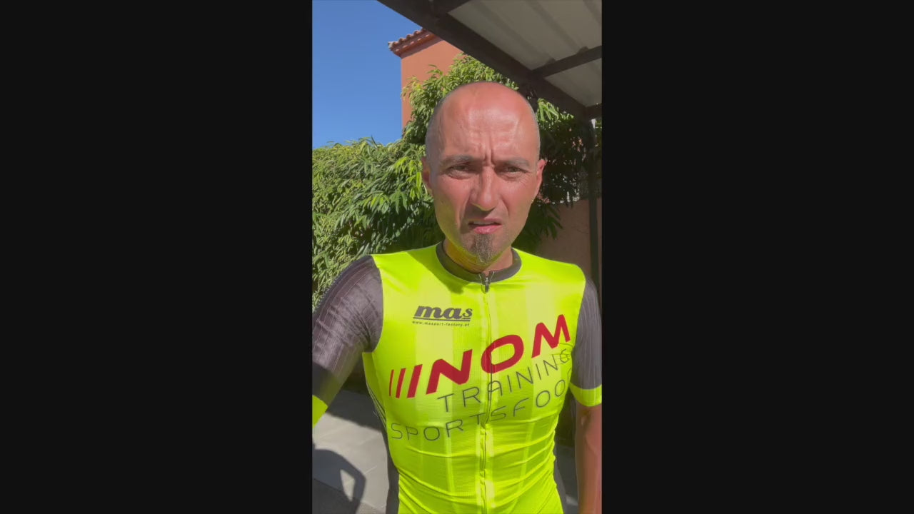 "Video des NOM atmungsaktiven Unterhemds – feuchtigkeitsregulierend, leicht und perfekt für Ausdauersportler."