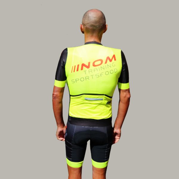 "Leuchtendes NOM-Training-Radtrikot mit praktischen Rückentaschen und schwarzer Hose, ideal für Radfahrer."