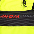 "Radtrikot in Gelb mit schwarzem Belüftungsstoff und NOM-Training-Schriftzug für sportliche Performance."