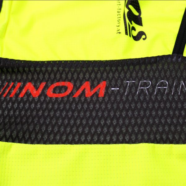 "Radtrikot in Gelb mit schwarzem Belüftungsstoff und NOM-Training-Schriftzug für sportliche Performance."