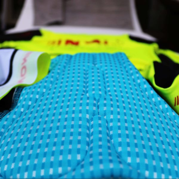 "Detailaufnahme eines ergonomischen Sitzpolsters, perfekt für lange Radtouren, kombiniert mit leuchtendem Trikot.