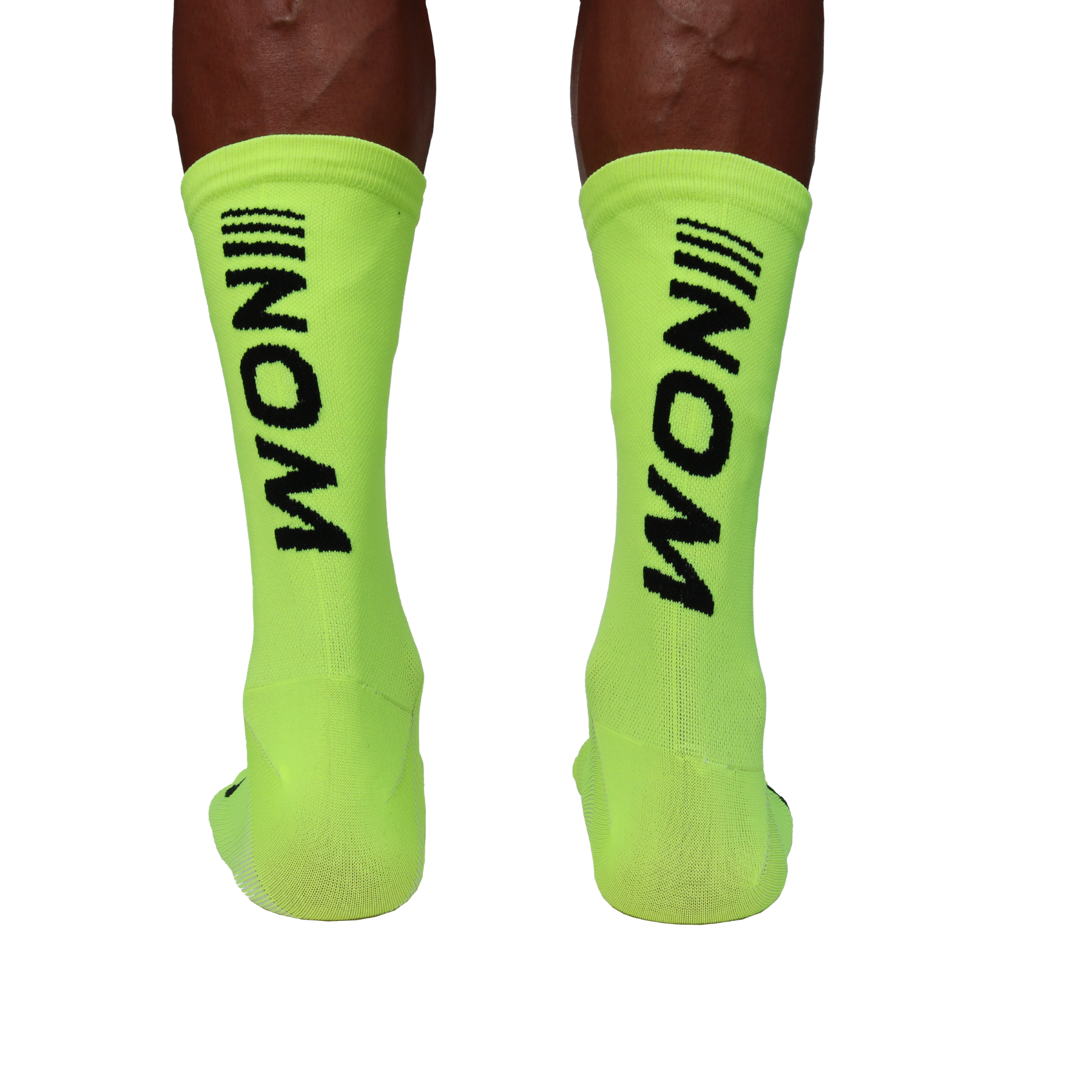 "Neon-grüne Sportsocken mit schwarzem vertikalem NOM-Logo auf der Rückseite, getragen von einer Person, Rückansicht der Beine."