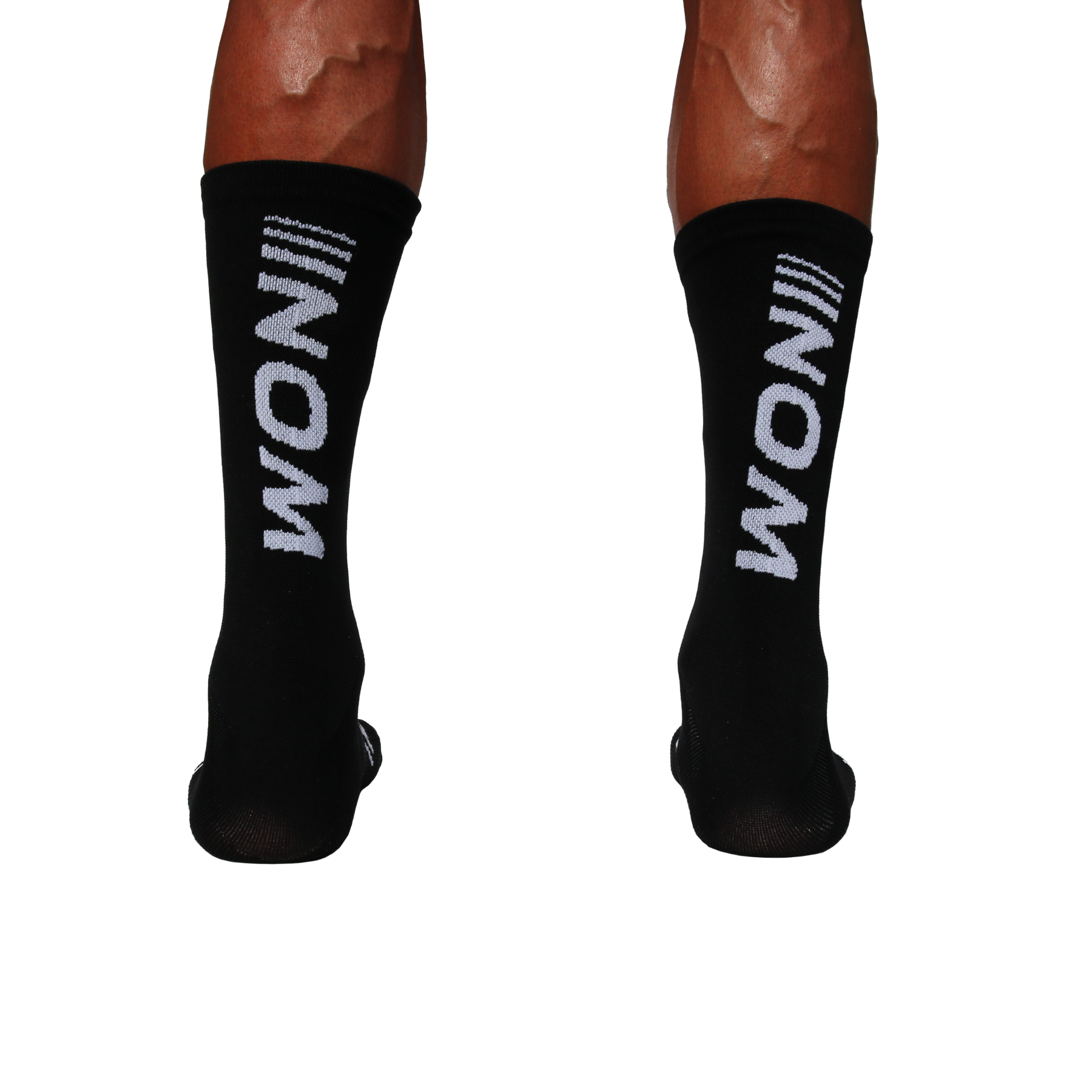 "Schwarze Sportsocken mit vertikalem weißem NOM-Logo auf der Rückseite, getragen von einer Person, Rückansicht der Beine."