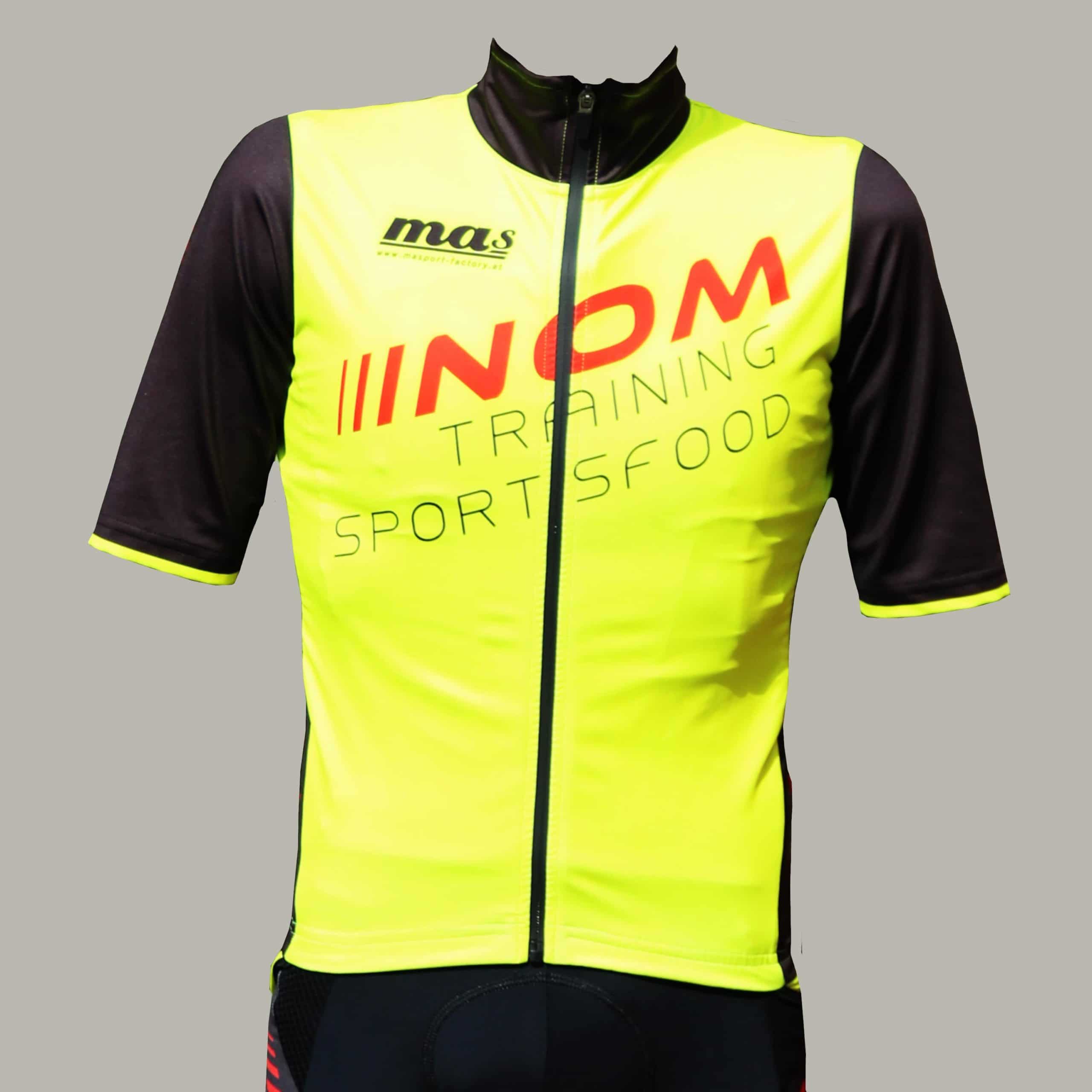 "Neongelbes NOM Training Sportsfood Radtrikot mit schwarzen kurzen Ärmeln, Reißverschluss und auffälligem Logo auf der Vorderseite."