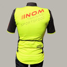 "Rückansicht einer leuchtend gelben NOM Training Sportsfood Radjacke mit schwarzen Ärmeln und praktischen Taschen."