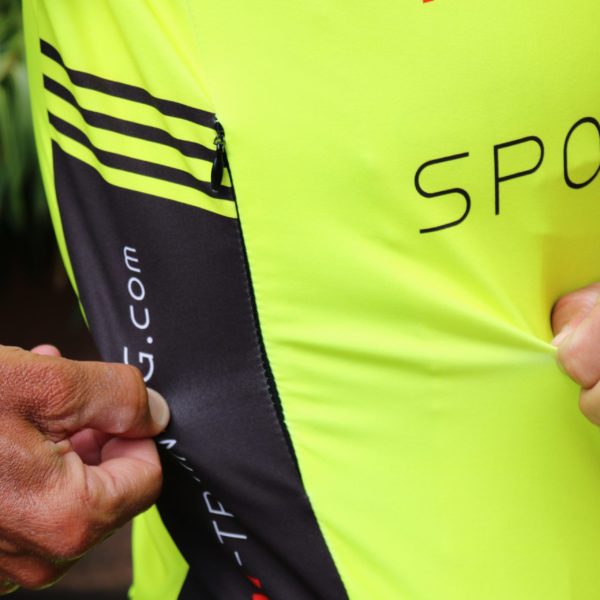 "Funktionelles Radtrikot mit praktischer Seitenbelüftung und ergonomischem Design für maximale Leistung."