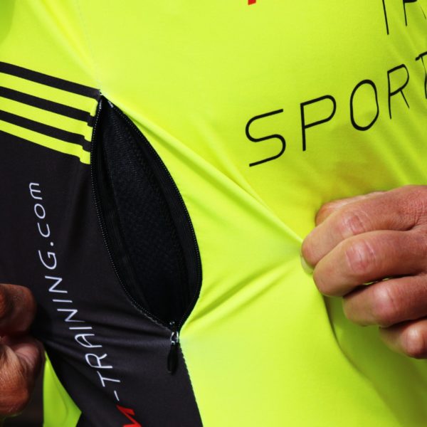 "NOM Trikot-Detail: Geöffnete Seitenbelüftung für Atmungsaktivität und Temperaturregulierung während des Radfahrens."