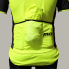 "Funktionelles Design: NOM-Radtrikot mit geräumigen und sicheren Rückentaschen, ideal für Radfahrer."