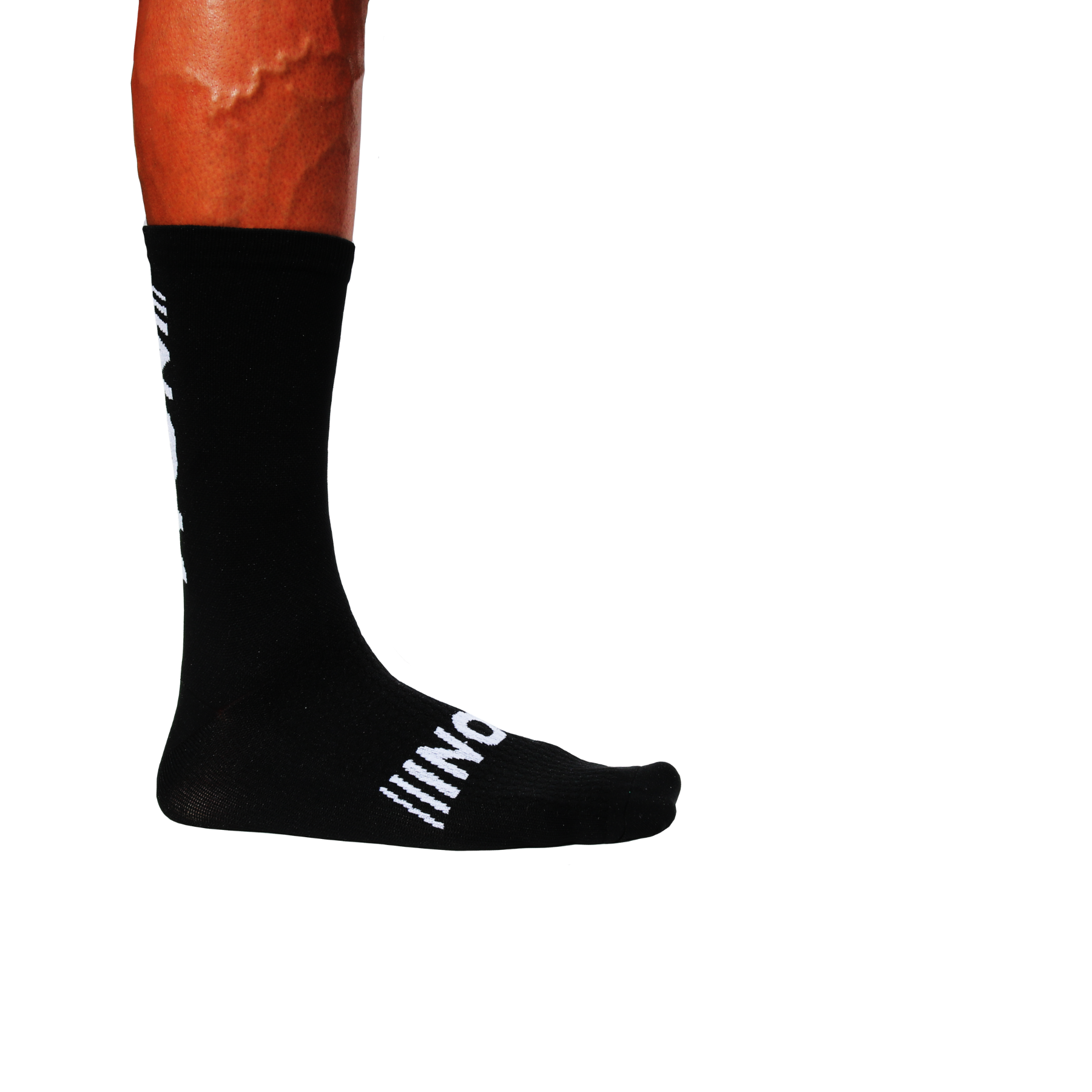 "Schwarze Sportsocken mit weißem NOM-Logo auf der Fußoberseite, getragen von einer Person, Seitenansicht der Füße."