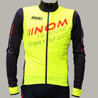 "Neongelbe NOM Training Sportsfood Radjacke mit schwarzen Ärmeln, Reißverschluss und markantem Logo auf der Vorderseite."