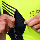 "Funktionelles Radtrikot mit praktischer Seitenbelüftung und ergonomischem Design für maximale Leistung."