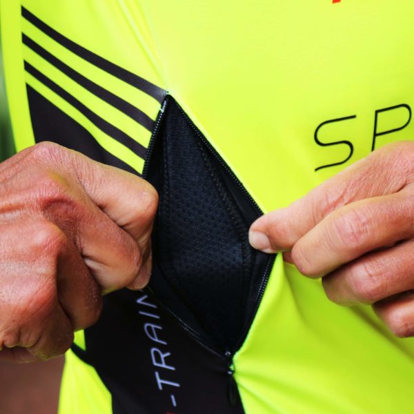 "Funktionelles Radtrikot mit praktischer Seitenbelüftung und ergonomischem Design für maximale Leistung."