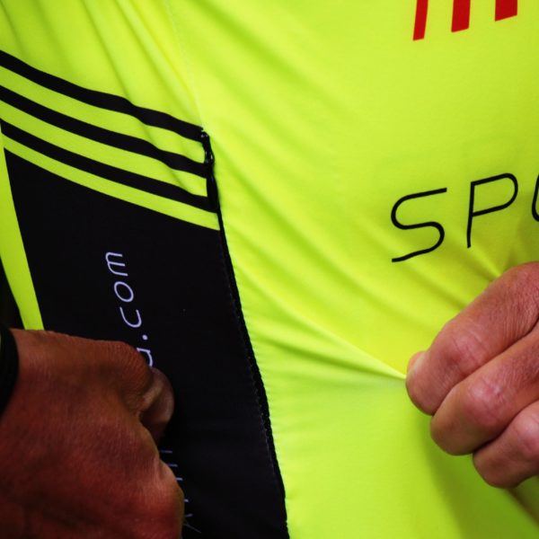 "Funktionelles Radtrikot mit praktischer Seitenbelüftung und ergonomischem Design für maximale Leistung."
