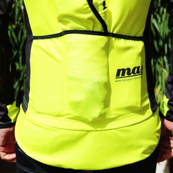 "Funktionelles Design: NOM-Radtrikot mit geräumigen und sicheren Rückentaschen, ideal für Radfahrer."