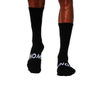 "Schwarze NOM Sportsocken mit weißem Logo, getragen von einem Sportler."
