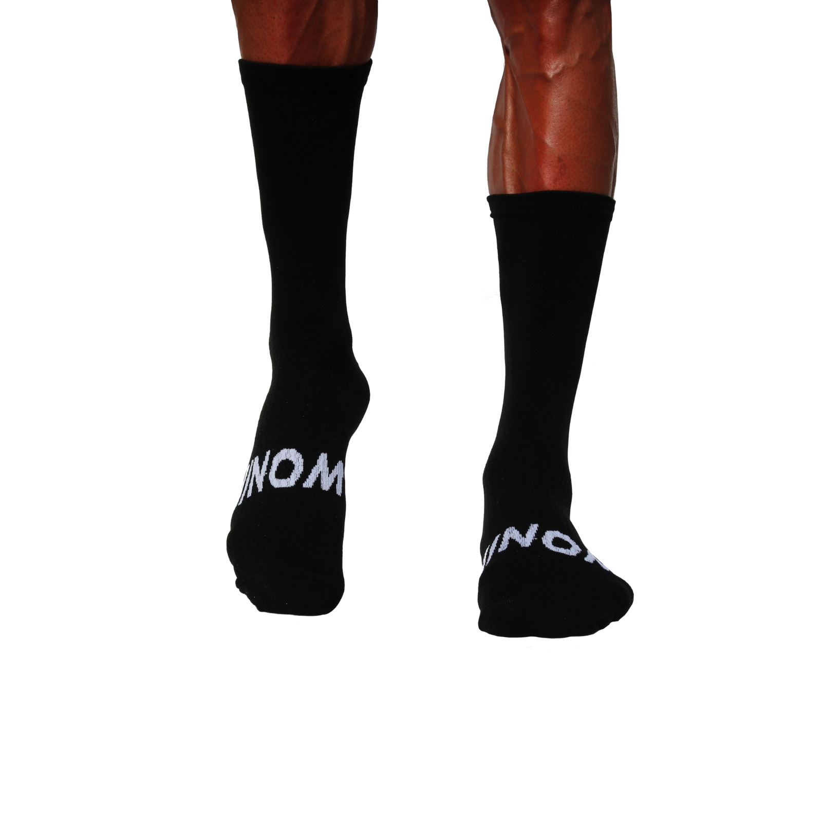 "Schwarze NOM Sportsocken mit weißem Logo, getragen von einem Sportler."