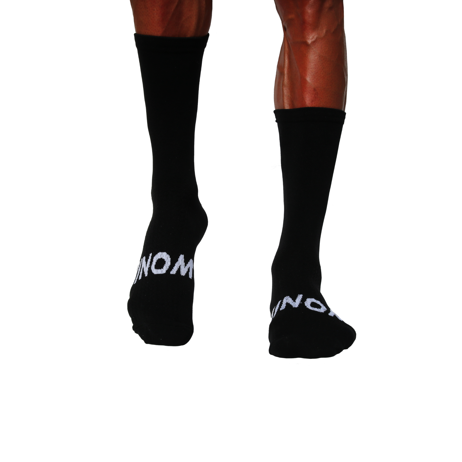 "Schwarze Sportsocken mit weißem NOM-Logo auf der Fußoberseite, getragen von einer Person, Vorderansicht der Füße."