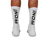 "Weiße NOM Sportsocken mit schwarzem Logo, getragen von einem Sportler."