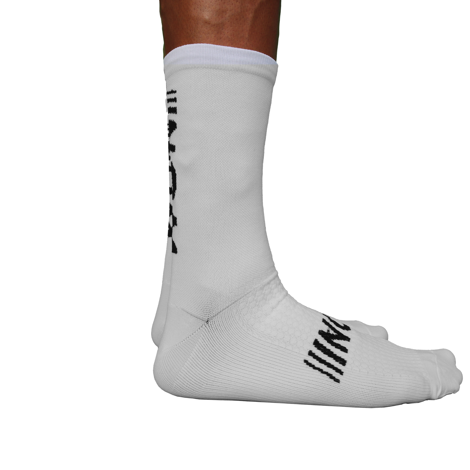 "Weiße Sportsocken mit NOM-Logo auf der Fußoberseite, getragen von einer Person, Seitenansicht der Füße."