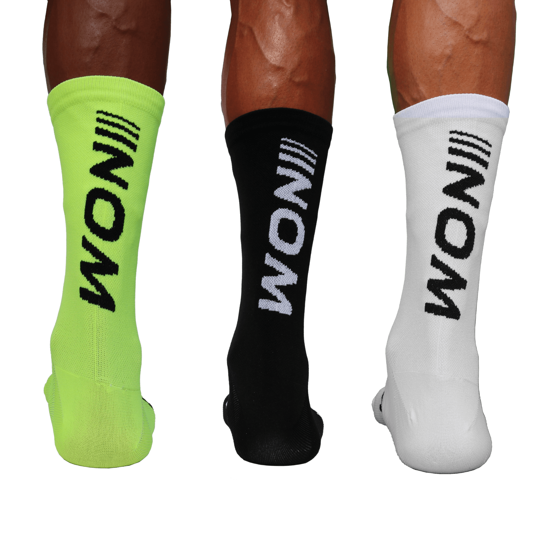 "Drei Paar Sportsocken in den Farben Neon-Grün, Schwarz und Weiß, mit vertikalem NOM-Logo auf der Rückseite."