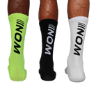 "Drei Paar NOM Sportsocken in den Farben Neon, Schwarz und Weiß mit auffälligem Logo."
