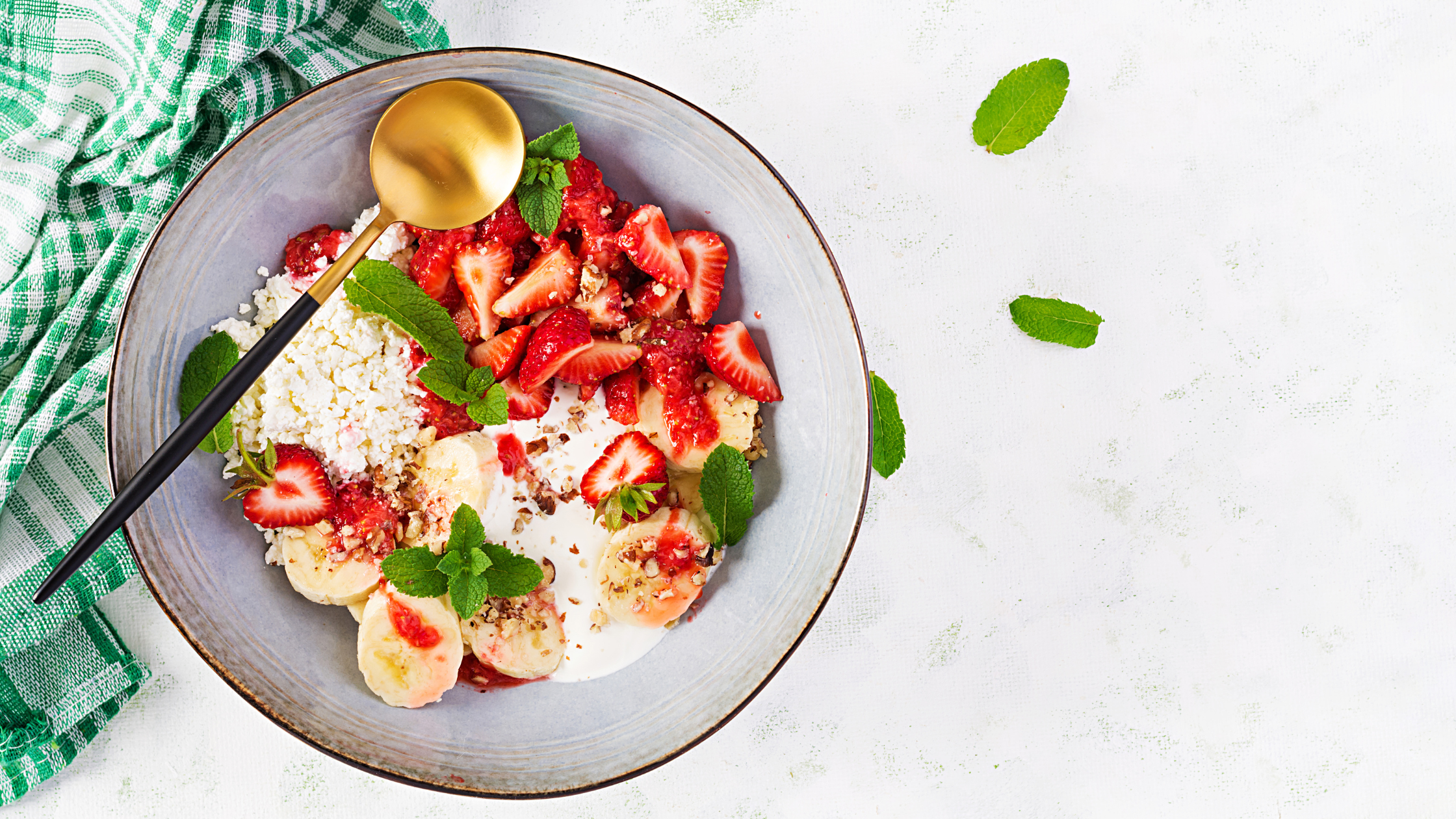 🍌 Obstsalat mit Erdbeeren, Banane & Quark – der Allrounder für Büro, Abend & Training