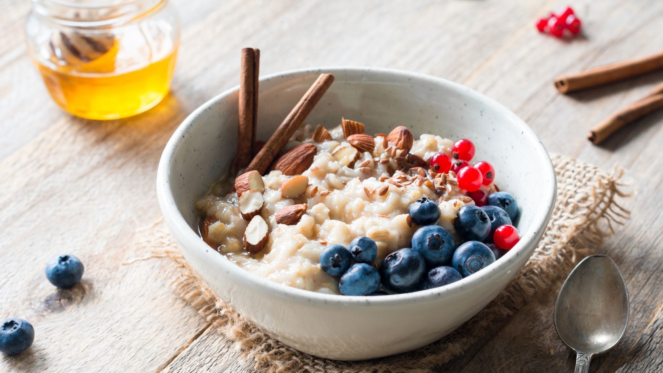 🥣 Eiweiß-Haferflocken mit Blaubeeren & Johannisbeeren – dein Turbo-Frühstück für harte Trainingstage