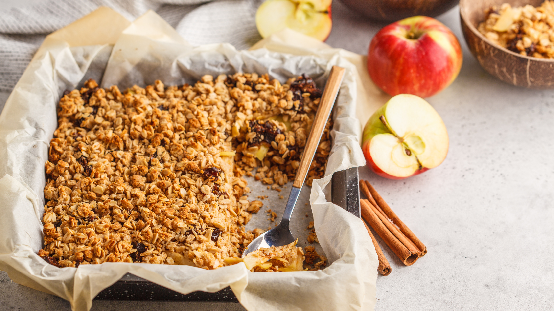 Apfel-Zimt-Protein-Auflauf mit NOM Basic Vanille - Warmes Sportler-Frühstück für kalte Herbsttage