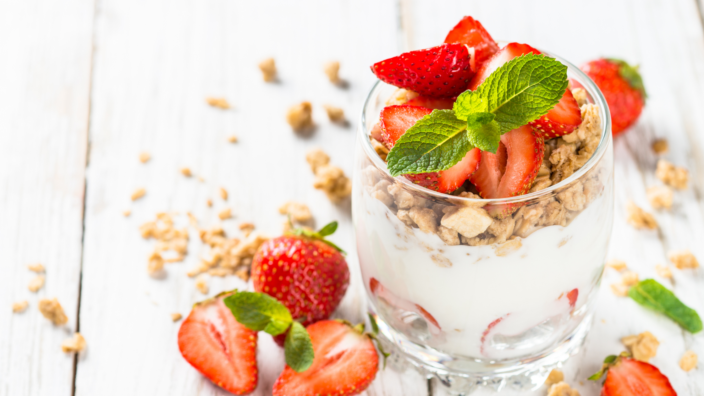"Ausgewogenes Frühstück mit Joghurt, Früchten und Kohlenhydraten für Energie und Regeneration im Ausdauersport."