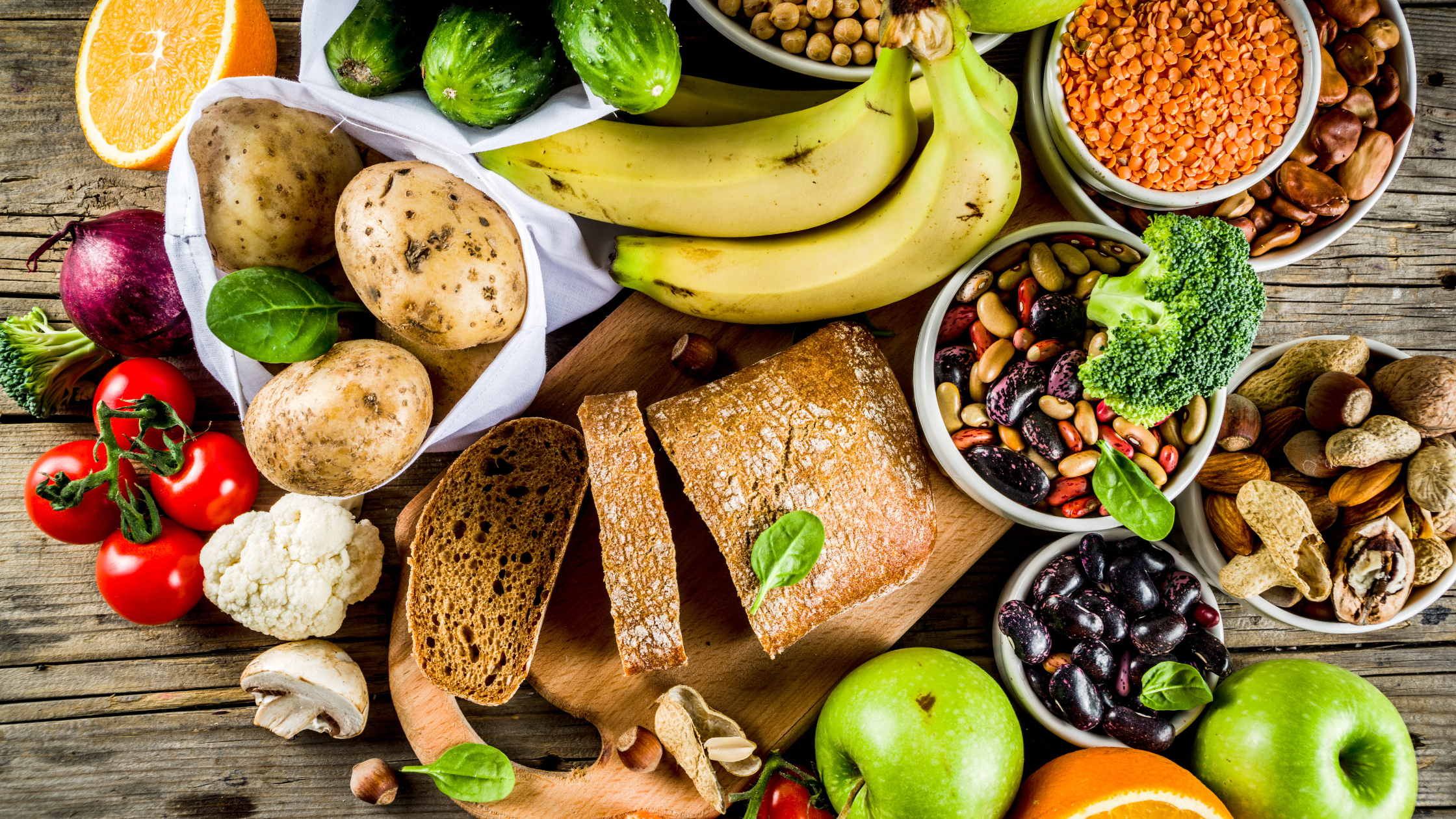"Natürliche Kohlenhydratquellen wie Obst, Gemüse, Vollkorn und Hülsenfrüchte zur Energieversorgung im Alltag und Sport."