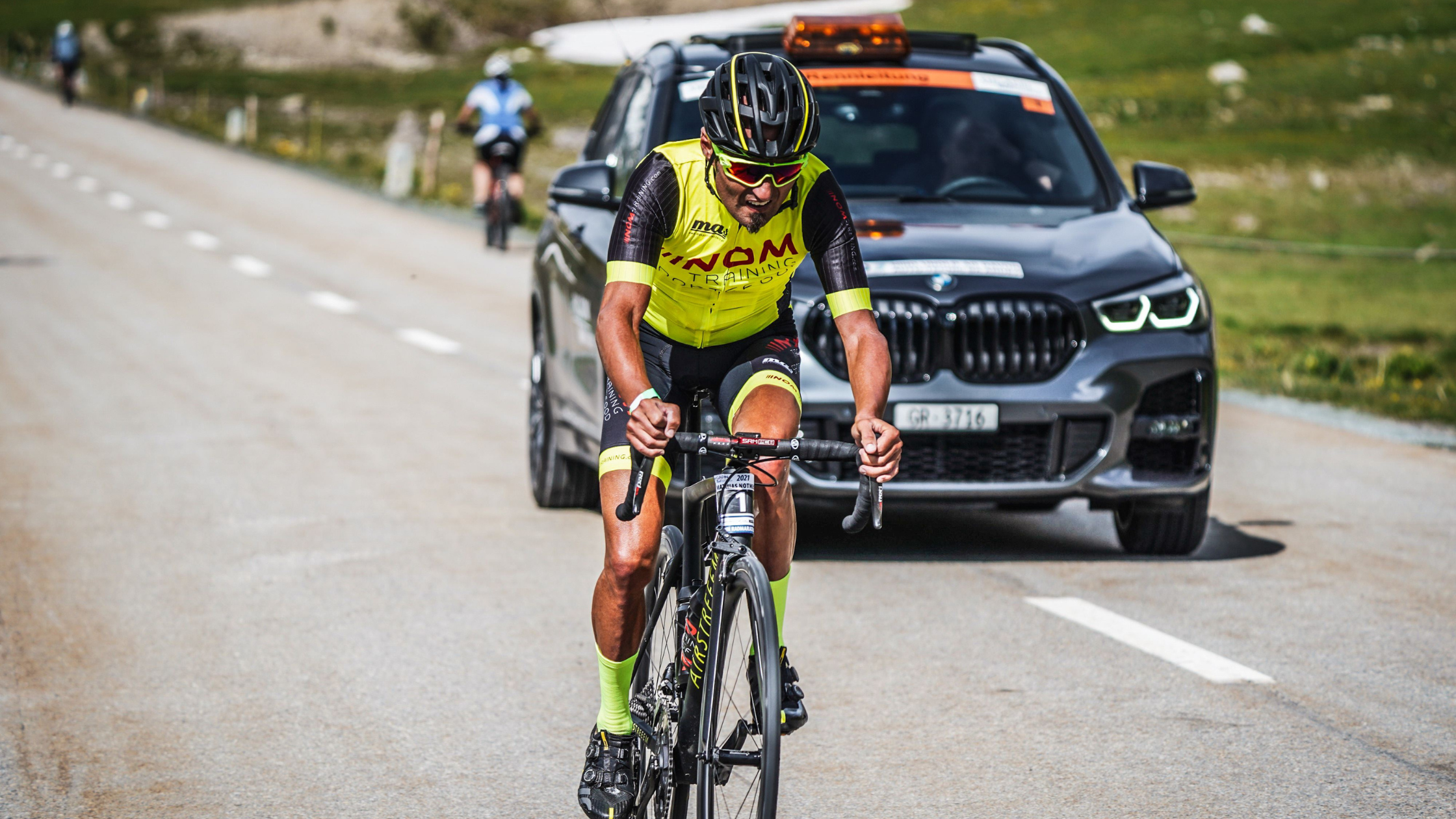 "Profi-Coach und Ausdauersportler Mathias Nothegger beim intensiven Radrennen zeigt maximale Leistung und Fokus."
