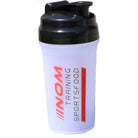 "Transparenter NOM Training Sportsfood Shaker mit schwarzem Deckel und rotem Logo."
